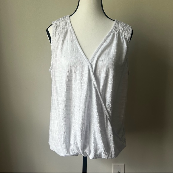 Cable & Gauge | Top | XL | White | Faux wrap with elastic waist, sleeveless - Picture 2 of 4